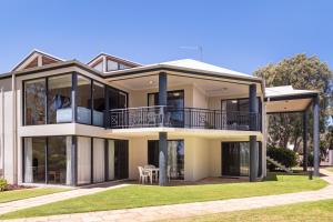 Casa grande con ventanas grandes y césped en 5@CapeView, beachfront Geographe Bay, en Busselton