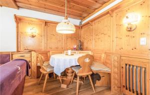 comedor con mesa y sillas en una cabaña en Ferienwohnung- Neustift I St, en Neustift im Stubaital