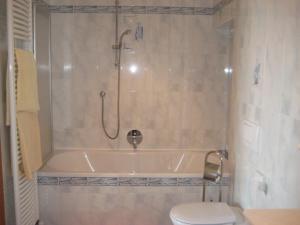 een badkamer met een bad en een toilet bij Haus Gilli in Lagundo