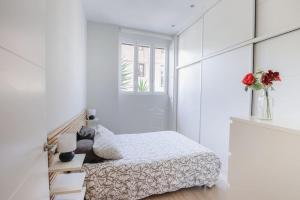 Un pat sau paturi într-o cameră la Alquiler piso con terraza para parejas o familias