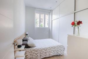 biała sypialnia z łóżkiem i oknem w obiekcie Alquiler piso con terraza para parejas o familias w mieście Pasajes Ancho