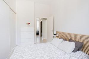Łóżko lub łóżka w pokoju w obiekcie Alquiler piso con terraza para parejas o familias