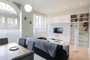 salon z kanapą i stołem w obiekcie Alquiler piso con terraza para parejas o familias w mieście Pasajes Ancho