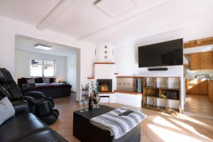 uma sala de estar com sofá e lareira em Kaminwohnung mit 24qm Südterrasse Nähe Zugspitze / Eibsee em Garmisch-Partenkirchen