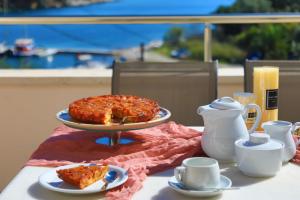 a table with a plate of pizza on a table at Theophilos Dio in Ágios Stéfanos