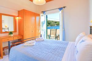 1 dormitorio con 1 cama y vistas al océano en Alexandra Bay Front, en Ágios Stéfanos