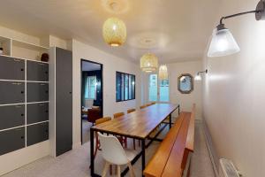 - une salle à manger avec une table et des chaises en bois dans l'établissement Maison 12 chambres en plein coeur du Havre, au Havre