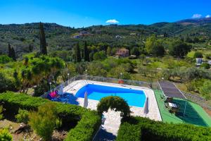 Bazén v ubytování Cochelli Lower Pool Walk to beach WiFi AC nebo v jeho okolí