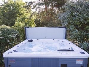 a large hot tub sitting in a garden at Chambres d'Hotes - La Marmoire in Soudan