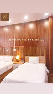 Katil atau katil-katil dalam bilik di Khach san Nam Hotel
