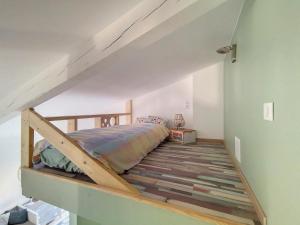 Tempat tidur dalam kamar di Gite l'Odonate, partage des eaux