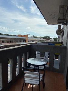 einen Tisch und einen Stuhl auf dem Balkon in der Unterkunft Baantonkhaokata Hotel in Kata Beach