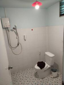 Ένα μπάνιο στο Palm Tian Home A12