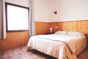 Un dormitorio con una cama grande y una ventana en Casa Mar adentro, en La Santa