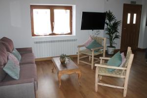 a living room with a couch and chairs and a table at Casa Alejandra in Murchante