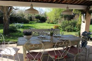 Vonkajšia záhrada v ubytovaní Mas Les Romarins, 10 min d'Uzès, piscine et grand jardin clos, jeux, nid de repos et base pour activités dans le Gard