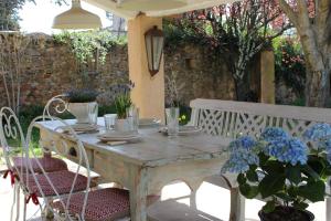 Vonkajšia záhrada v ubytovaní Mas Les Romarins, 10 min d'Uzès, piscine et grand jardin clos, jeux, nid de repos et base pour activités dans le Gard