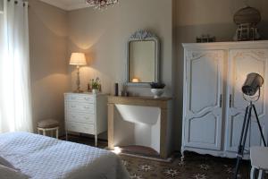 Posteľ alebo postele v izbe v ubytovaní Mas Les Romarins, 10 min d'Uzès, piscine et grand jardin clos, jeux, nid de repos et base pour activités dans le Gard