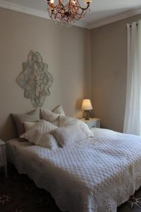 Posteľ alebo postele v izbe v ubytovaní Mas Les Romarins, 10 min d'Uzès, piscine et grand jardin clos, jeux, nid de repos et base pour activités dans le Gard