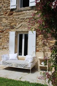 Vonkajšia záhrada v ubytovaní Mas Les Romarins, 10 min d'Uzès, piscine et grand jardin clos, jeux, nid de repos et base pour activités dans le Gard