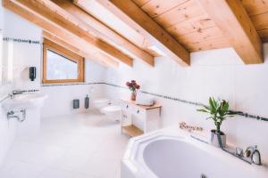 La salle de bains est pourvue d'une baignoire, d'un lavabo et de toilettes. dans l'établissement Haus Miele, à Garmisch-Partenkirchen