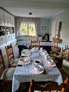 ein Esszimmer mit einem Tisch und Geschirr darauf in der Unterkunft Haus Dany in Raeren