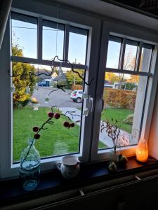 拉朗的住宿－Haus Dany，享有停车场景致的窗户