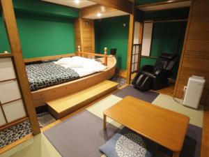 さいたま市にあるホテルラパンセ Adult Onlyのベッドとテーブル付きの小さな部屋