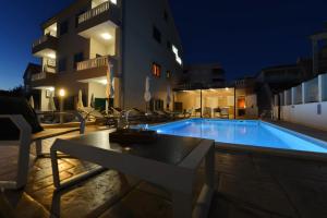Bazén v ubytovaní Villa Tećo - Moderne Apartments mit Pool und Meerblick alebo v jeho blízkosti