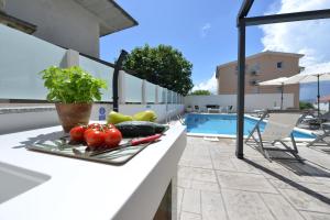 Bazén v ubytovaní Villa Tećo - Moderne Apartments mit Pool und Meerblick alebo v jeho blízkosti