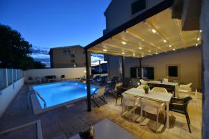 Bazén v ubytovaní Villa Tećo - Moderne Apartments mit Pool und Meerblick alebo v jeho blízkosti