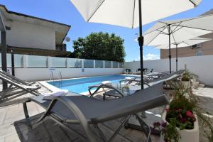 Bazén v ubytovaní Villa Tećo - Moderne Apartments mit Pool und Meerblick alebo v jeho blízkosti