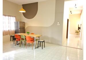太平的住宿－Air-home No 9 Kampung Boyan, 4BR, 9pax, Netflix，一间带桌椅的用餐室