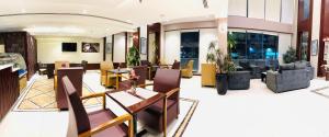 un vestíbulo de un hotel con mesas y sillas en Shada Residence Hotel en Al Khobar