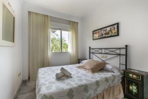 a bedroom with a bed and a window at Apartamento Dama de Noche l in Marbella