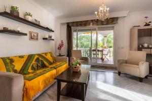 a living room with a couch and a table at Apartamento Dama de Noche l in Marbella