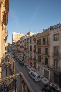 vistas a una calle de la ciudad con coches y edificios en Carreteria 73 Malaga Center, en Málaga