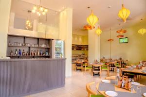 Restaurace v ubytování TGI Ameya Grand