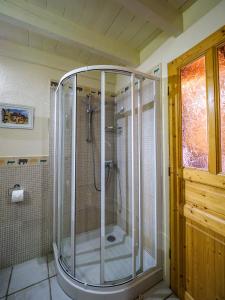 LalindeにあるLe Nid de Fauconsのバスルーム(ガラス張りのシャワー付)が備わります。