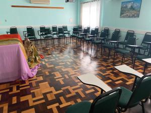 um quarto com um monte de cadeiras e uma mesa em Pousada Irmãs Franciscanas em Lages