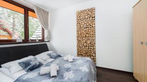 sypialnia z łóżkiem z ręcznikami w obiekcie Apartamenty Sun & Snow Kościelisko Residence w mieście Kościelisko
