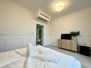 een persoon die op een bed in een kamer ligt bij Balu Apartments in Praag