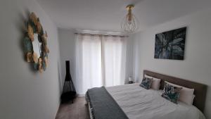 1 dormitorio con cama y ventana en Résidence Le Bella Vista, en Piana