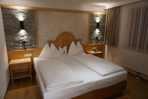 Łóżko lub łóżka w pokoju w obiekcie Hotel Eder