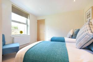 um quarto com 2 camas e uma janela em St Julians em Alnmouth