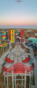 Blick auf einen Spielplatz mit einem Tisch und Gebäuden in der Unterkunft Neverland City Hurghada - Pickalbatros in Hurghada