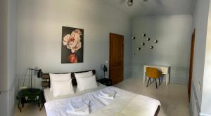Posteľ alebo postele v izbe v ubytovaní Segesdy Villa