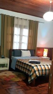 安齊拉貝的住宿－L'anis Etoilé，一间卧室设有一张大床和窗户