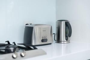 Tetera y cafetera en 126 Spacious apt in the heart of Sorrento