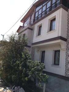 een groot wit gebouw met een boom ervoor bij Sivas Sıcak Çermik Kaplıca Villa 